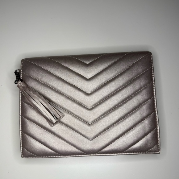 Neiman Marcus Silver Quilted Envelop Clutch GUC, 2 spots on inside see pictures - Picture 1 of 12